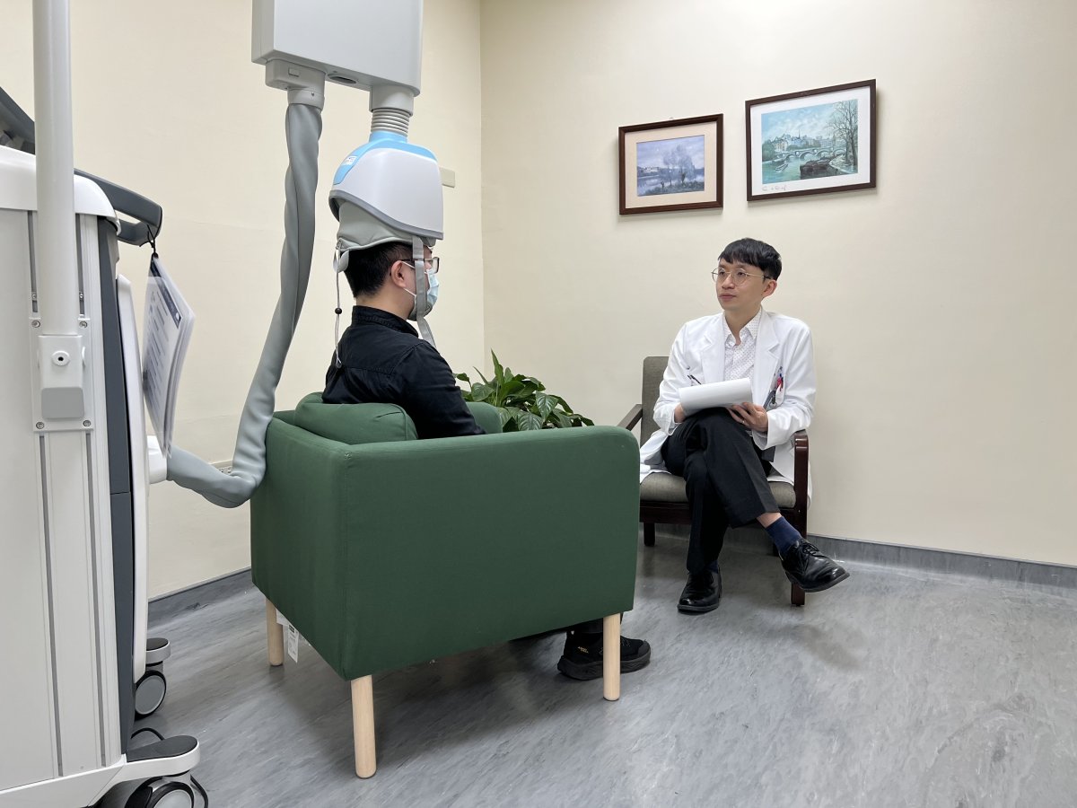 1150312-1-經顱磁刺激是一種先進的非侵入性腦部調節技術透過磁場刺激大腦特定區域調整與情緒壓力及睡眠相關的神經網絡活動圖片由松德院區提供-2.jpg