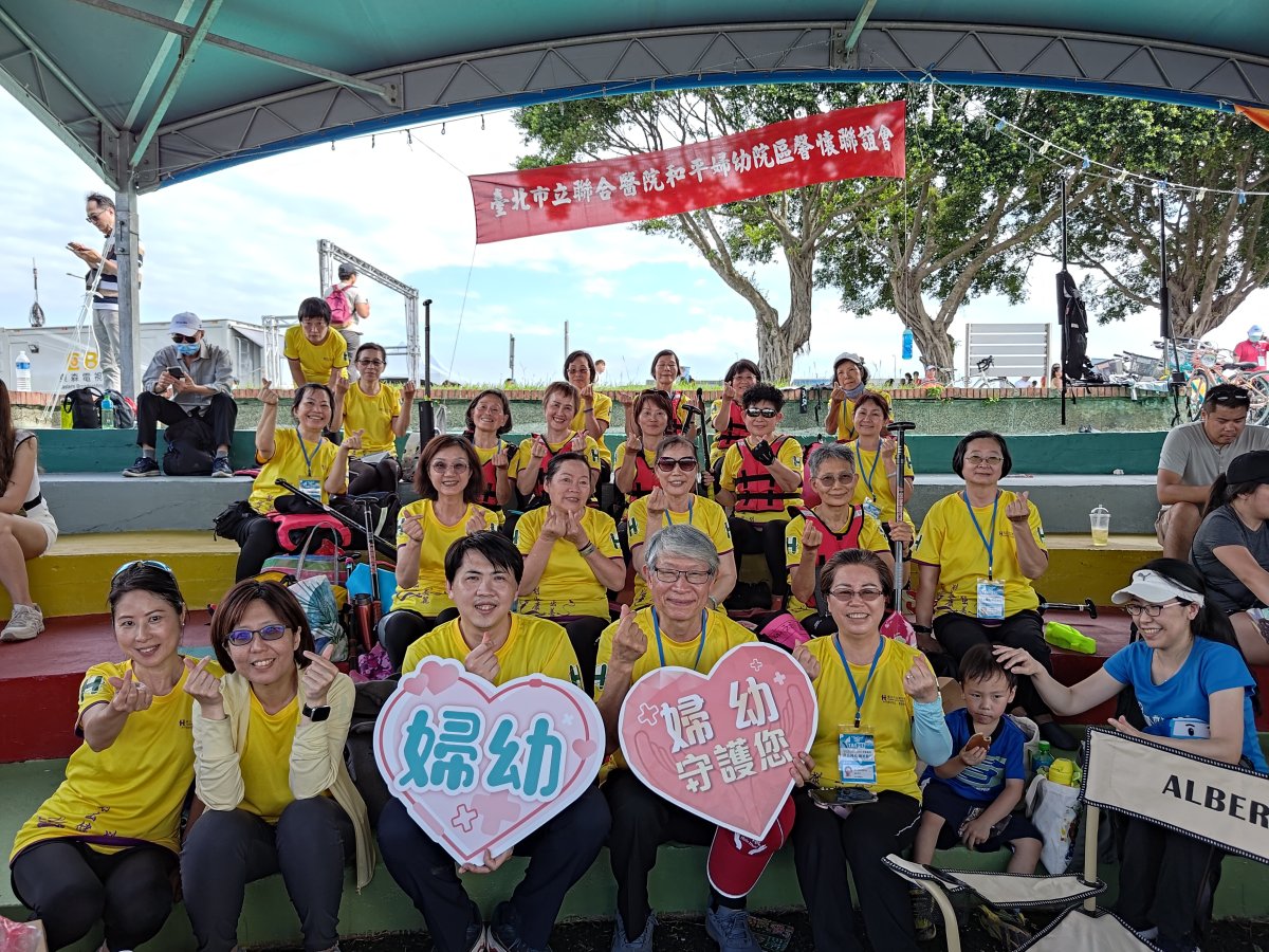 1150521-2-2-北市聯醫乳房外科前部長陳火木左四及乳房外科主任黃裕閔左三率隊參加龍舟賽屢創佳績圖片由北市聯醫婦幼院區提供.jpg
