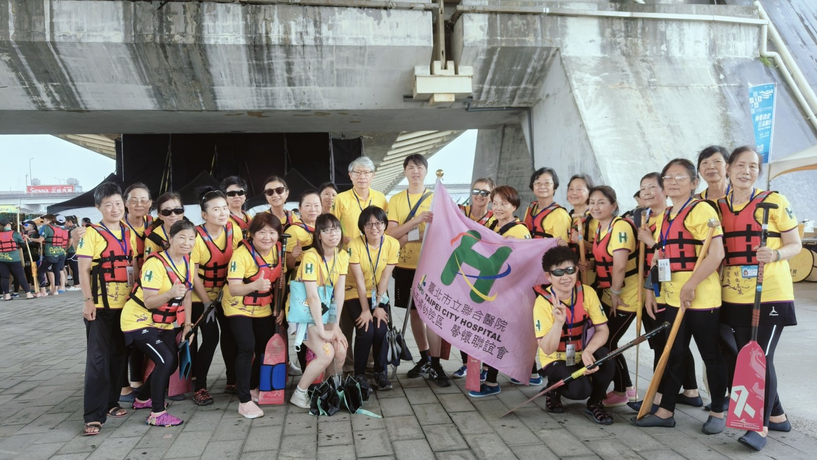 1150521-2-3-北市聯醫乳房外科前部長陳火木及乳房外科主任黃裕閔後排中率隊參加龍舟賽屢創佳績圖片由北市聯醫婦幼院區提供.jpg