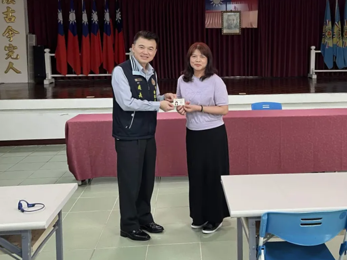 2-處長發給新進志工志工證.png
