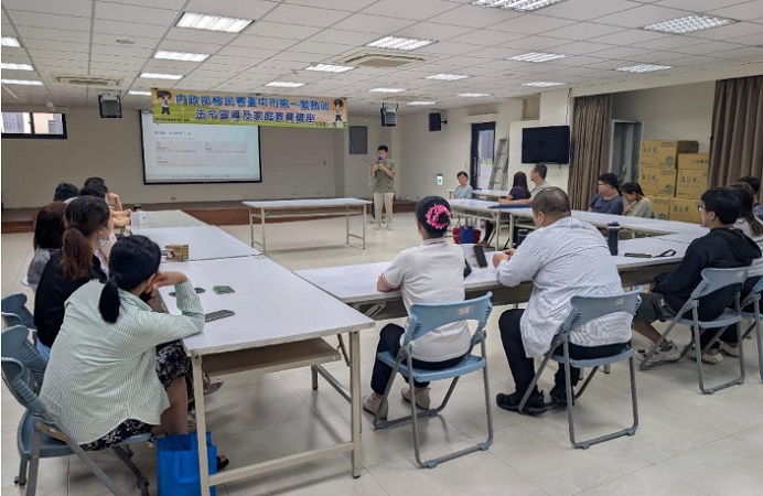 2.多元文化講師陳世昆偕同母親黃女士與學員們分享自小學越南語運用母親的母語打造獨屬的軟實力.jpg