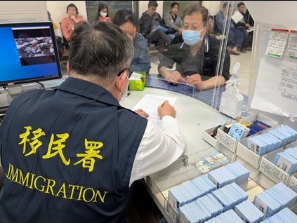 2.服務站同仁耐心向民眾說明法令相關規定與程序.jpg