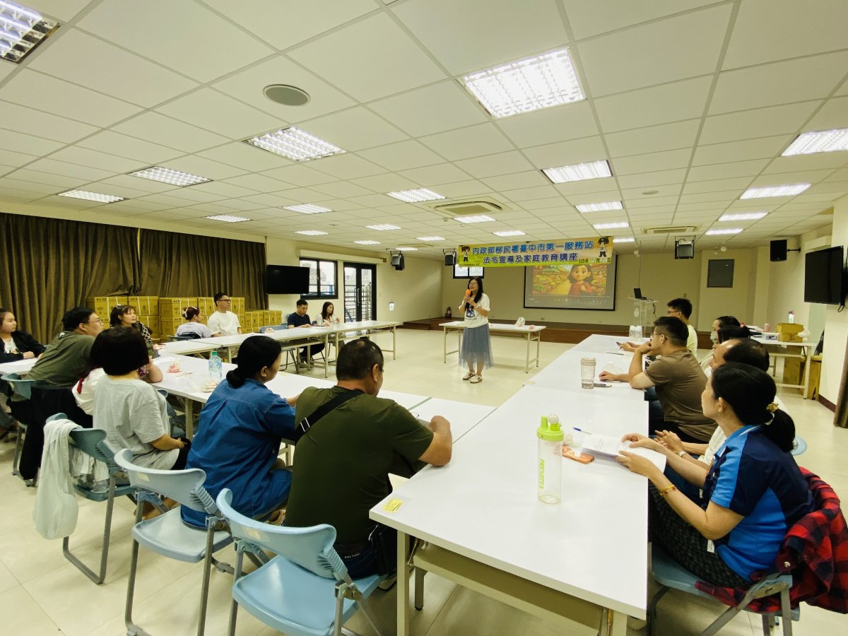 2.移民署政風室莊科長向新住民宣導至政府機關辦理各項證件不需走後門塞紅包.jpg