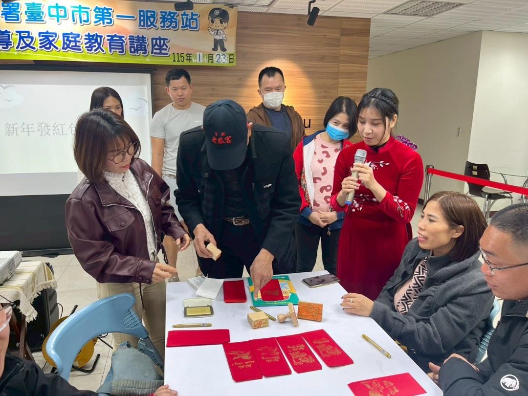 2新住民母語教師范懿筑以紅包拓印DIY與新住民同迎新春.jpg