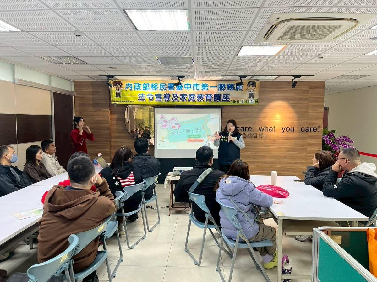 3.移民署同仁鼓勵符合新住民及子女培力與獎助勵學金計畫資格的新住民及子女踴躍參加.jpg