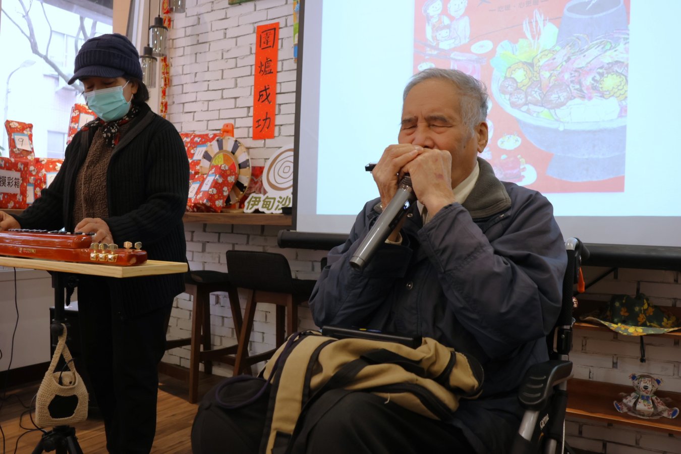 77歲的服務使用者王文程悠揚動人的口琴演奏不僅為現場增添溫馨氛圍也展現伊甸專業照顧的成果.JPG