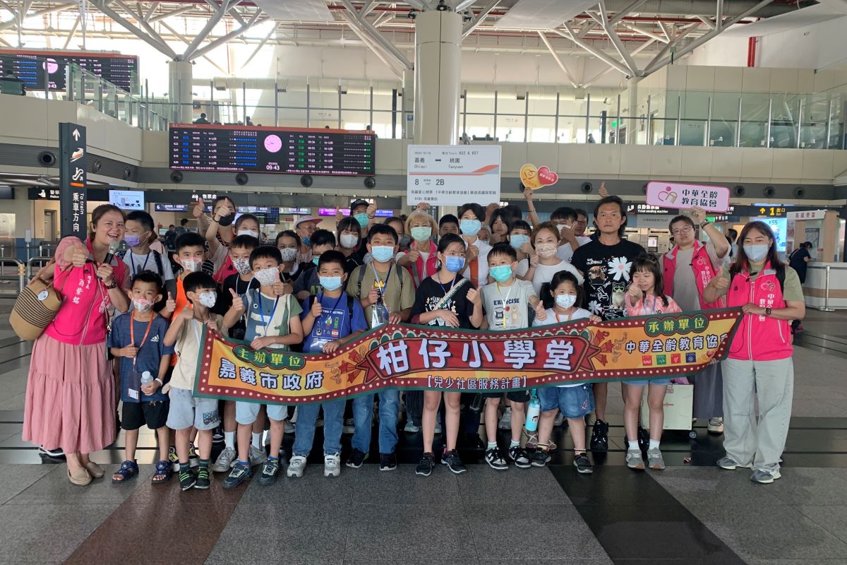 中華全齡教育協會贈票大合照.jpg