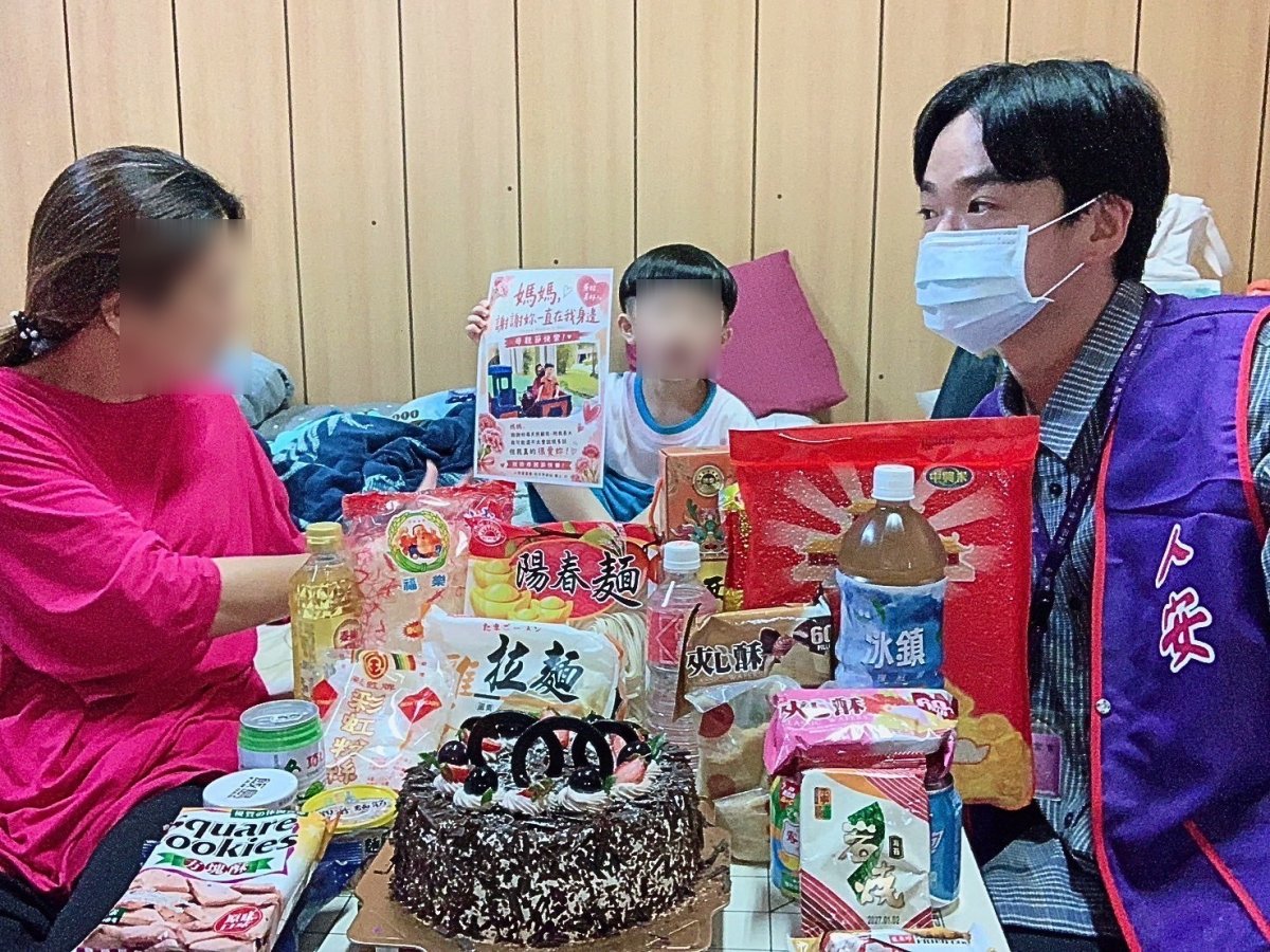 人安基金會朴子平安站於母親節前夕關懷單親家庭孩子親手送上卡片與祝福.jpg