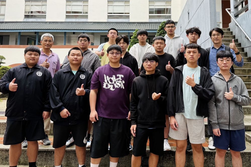 何啟堂科主任與吳輝男老師與學生合照1.jpg