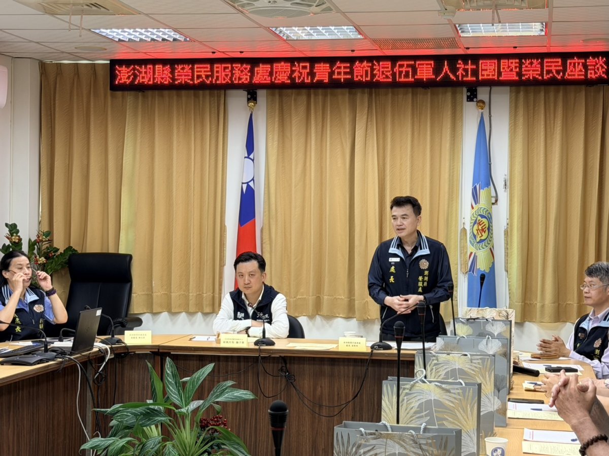 余熙明處長右二感謝退伍軍人及榮民對國家貢獻圖左為顏子傑副執行長.jpg