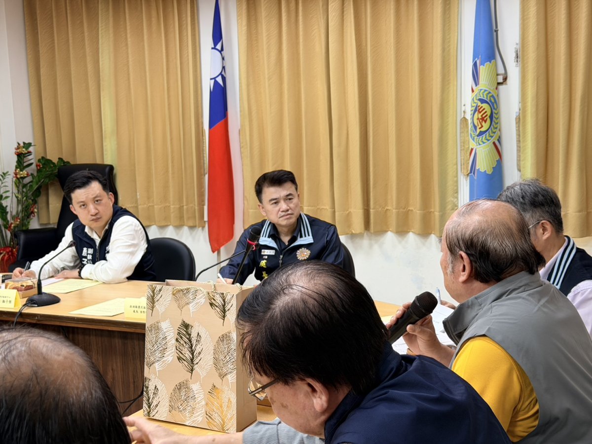 來賓向榮服處給予建議與回饋圖右為余熙明處長圖左為顏子傑副執行長.jpg