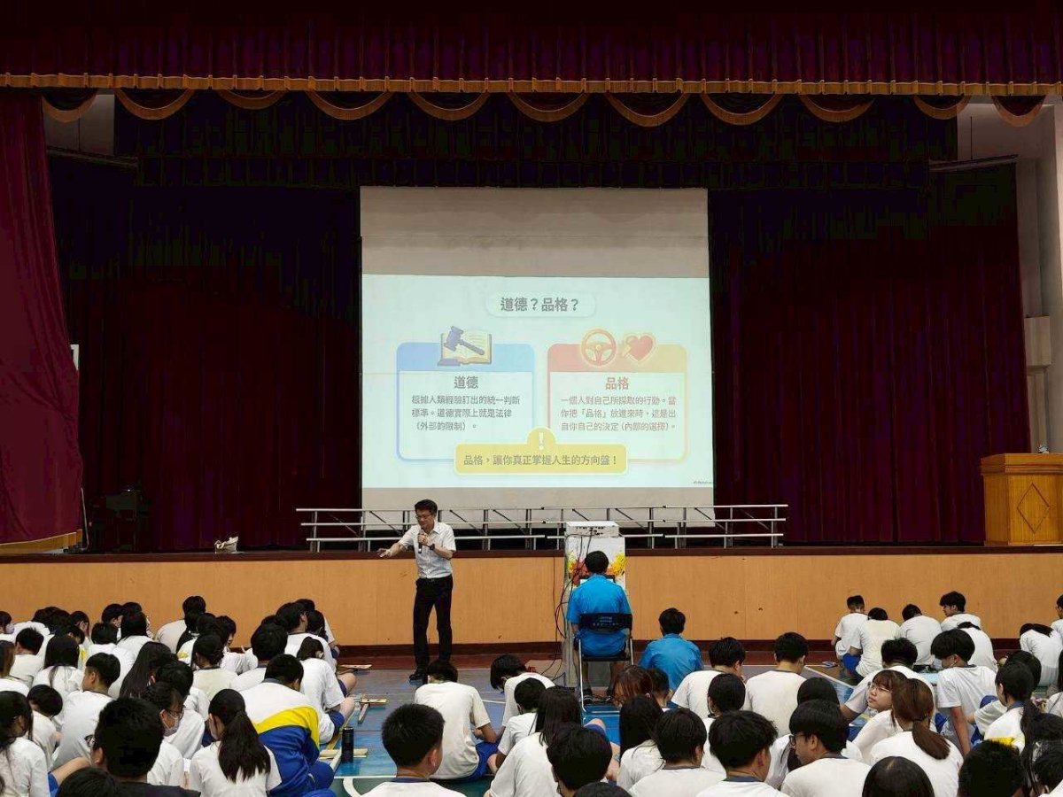 台灣快樂之道協會執行長張玄諭於溪崑國中分享品格教育理念.jpg