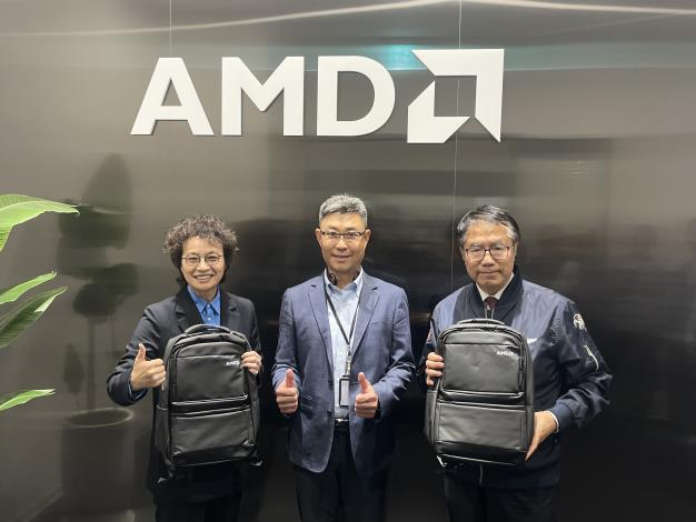 合照_由右至左黃偉哲市長AMD台灣分公司陳民皓總經理趙卿惠副市長.jpg