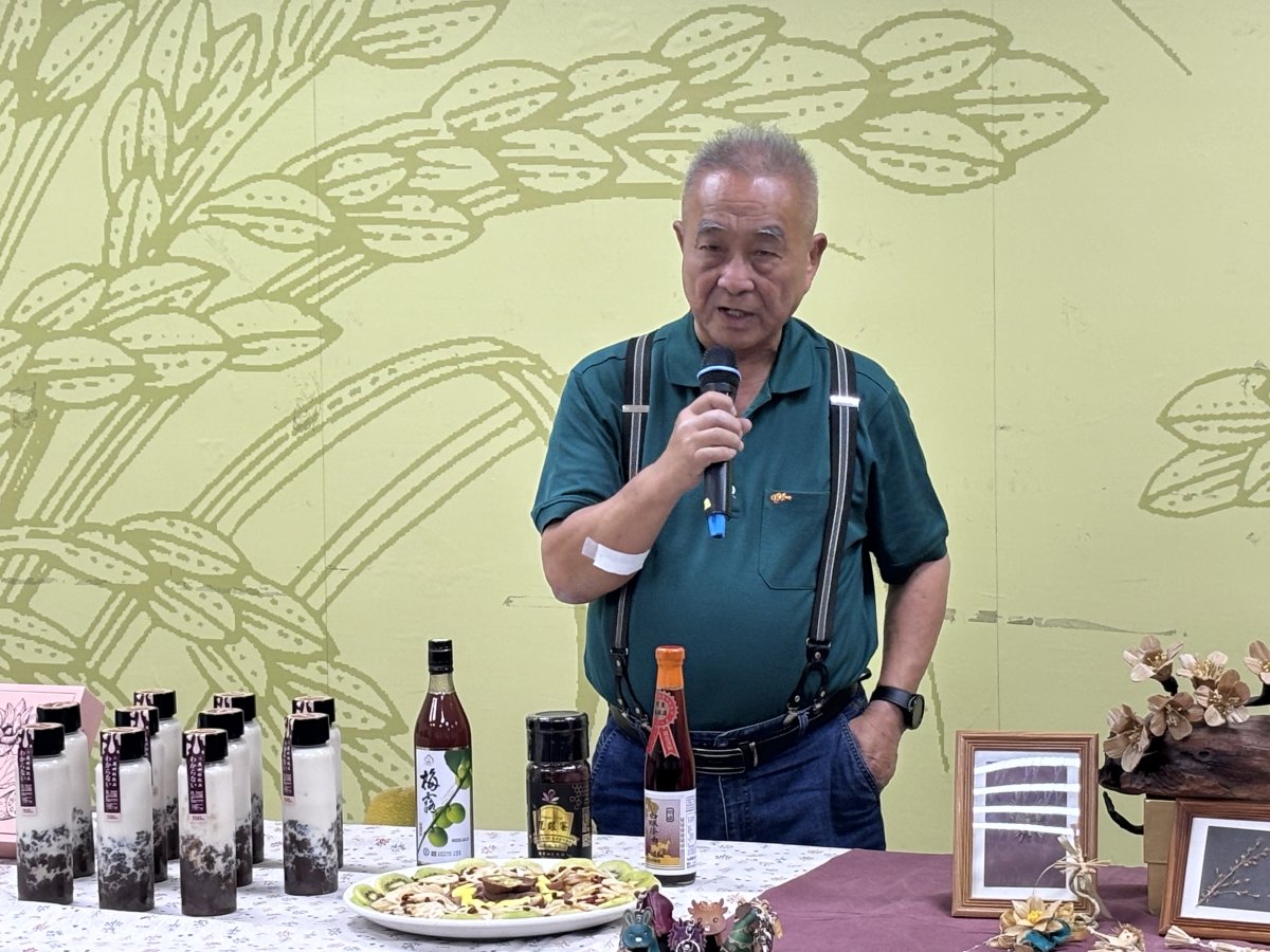 圖1白河區草店社區總幹事吳長庚介紹9月21日活動.jpg