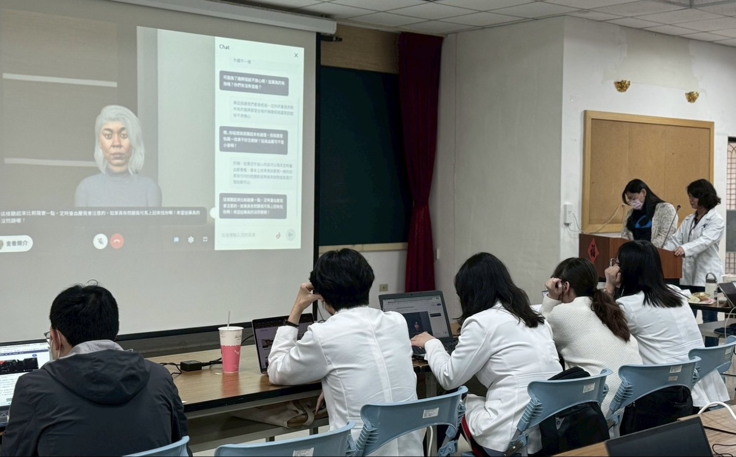 圖4職類學員現場完成AI虛擬人模擬溝通情境結合CBME架構進行結構化回饋與能力評估.jpg