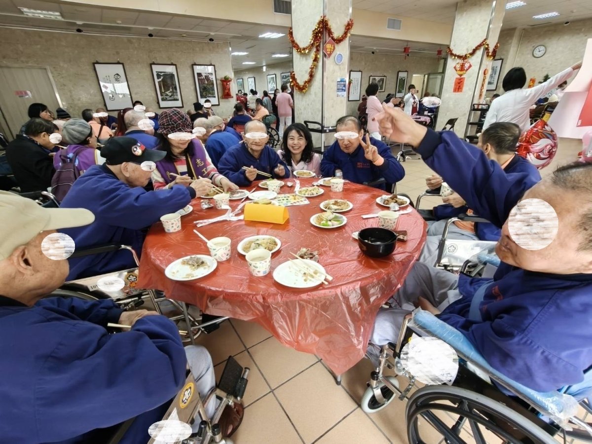 圖4長輩在歌唱與用餐交流中共享團圓時刻.jpg