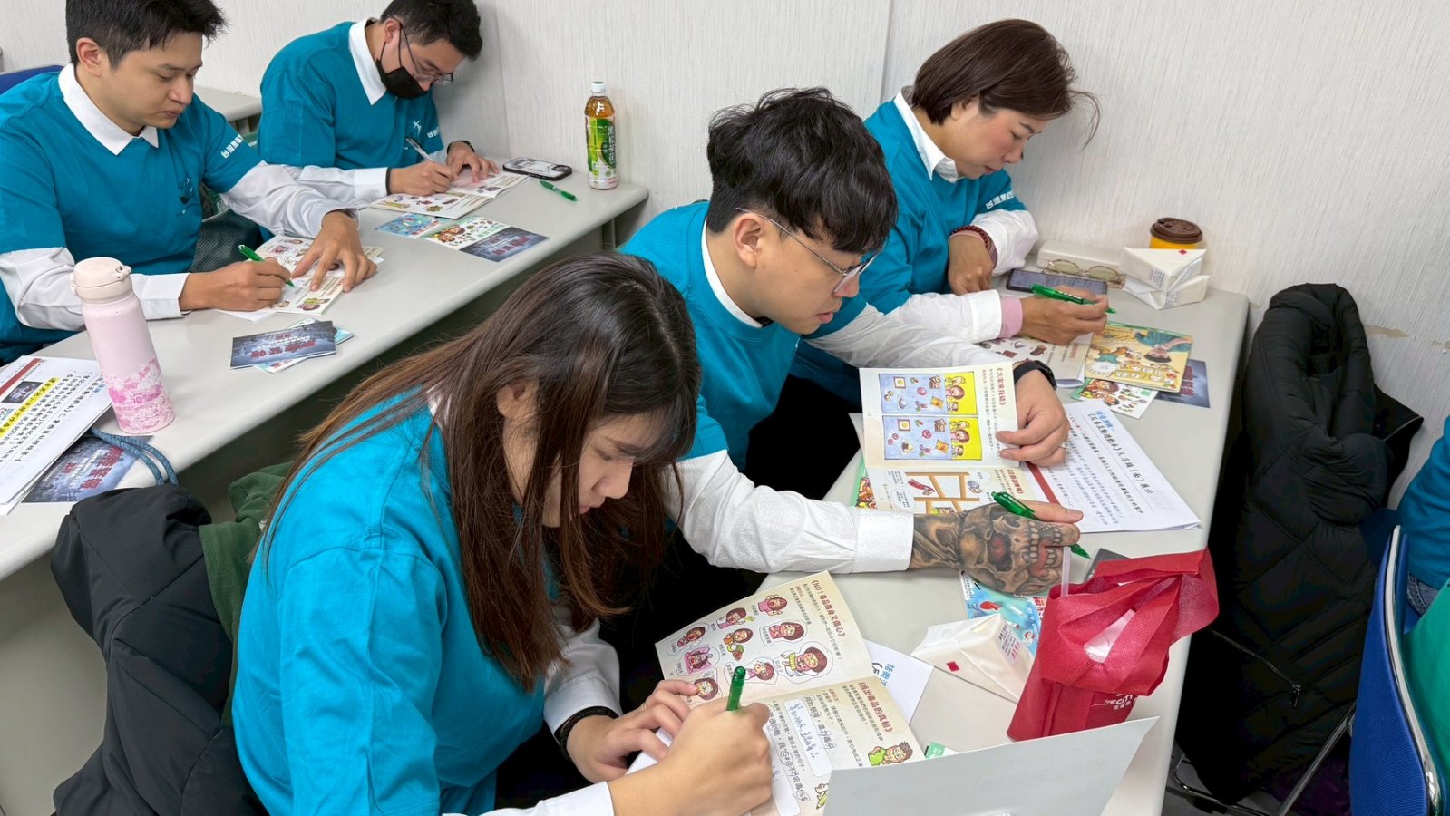 圖三學員實際操作一支筆一本遊戲本進行反毒闖關體驗.jpg