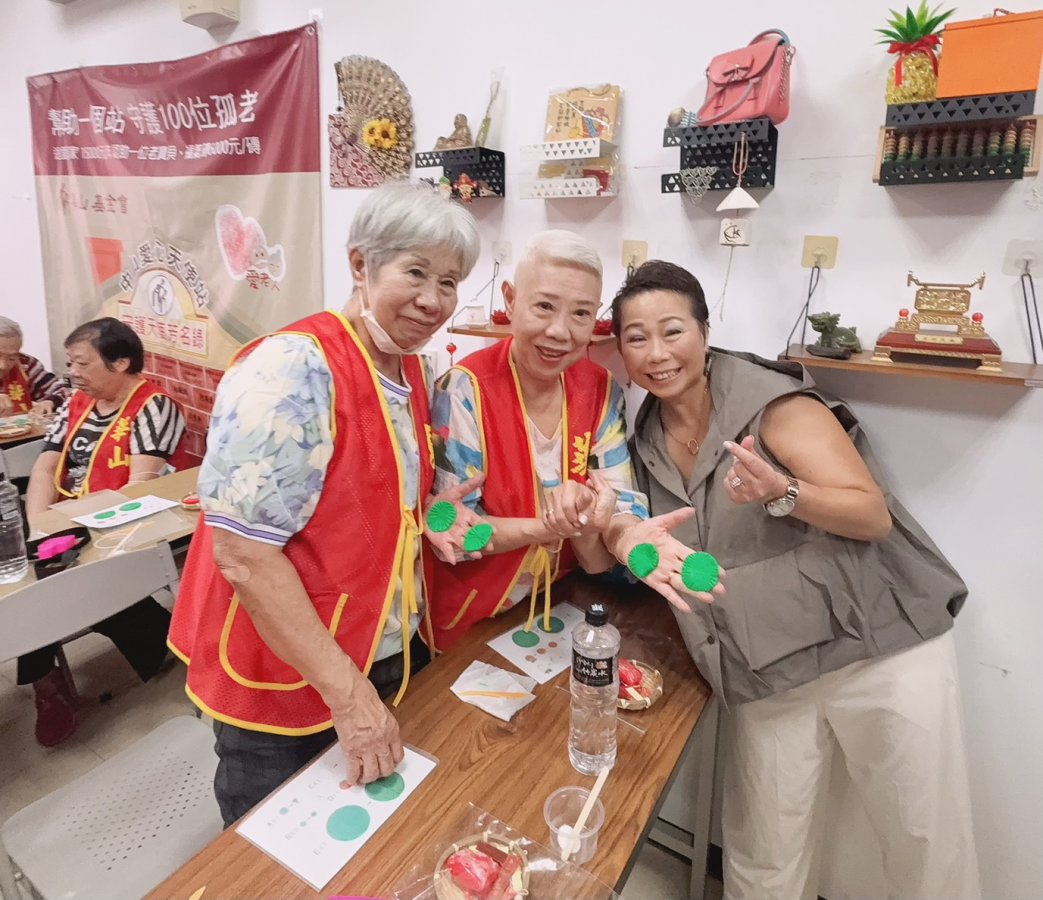 圖說星展基金會負責人魏洪英女士與阿嬤開心合影.jpg
