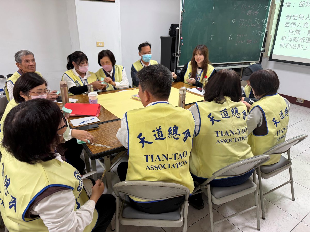 培訓營首創青銀共創工作坊打破世代隔閡讓資深前賢的豐富經驗與年輕人的創新技能新六藝相互激盪共同規劃社區服務方案.jpg
