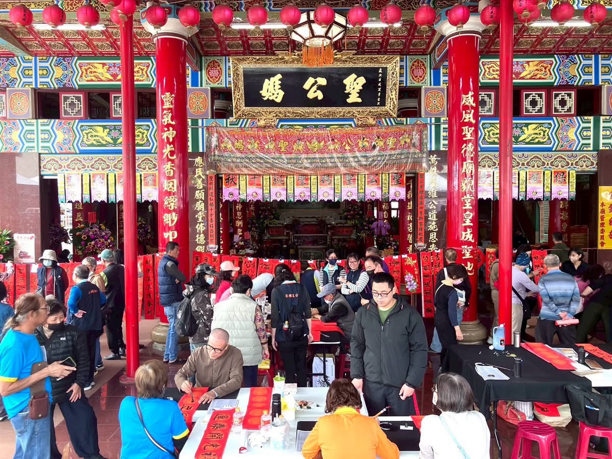 多位書法家現場揮毫春聯供民眾索取.jpg