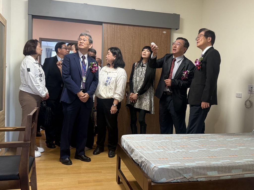 尋夢園啟用典禮照片3-內部設施參觀.jpg