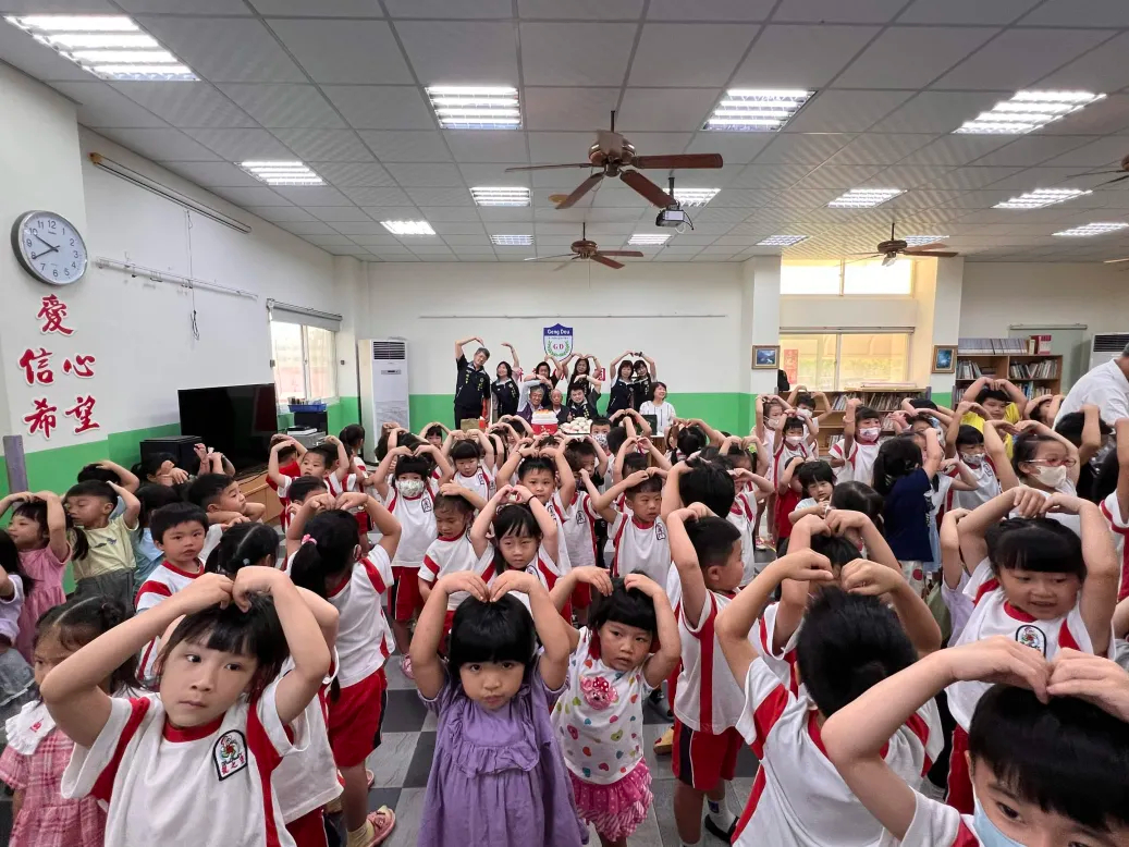 幼老共園-小朋友為聶爺爺致上愛心祝福.jpg