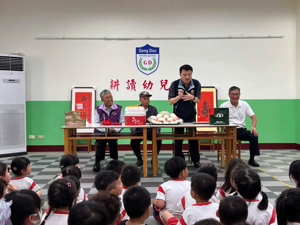 幼老共園-歡度聶爺爺百歲壽誕-榮服處余處長向小朋友介紹聶爺爺.jpg