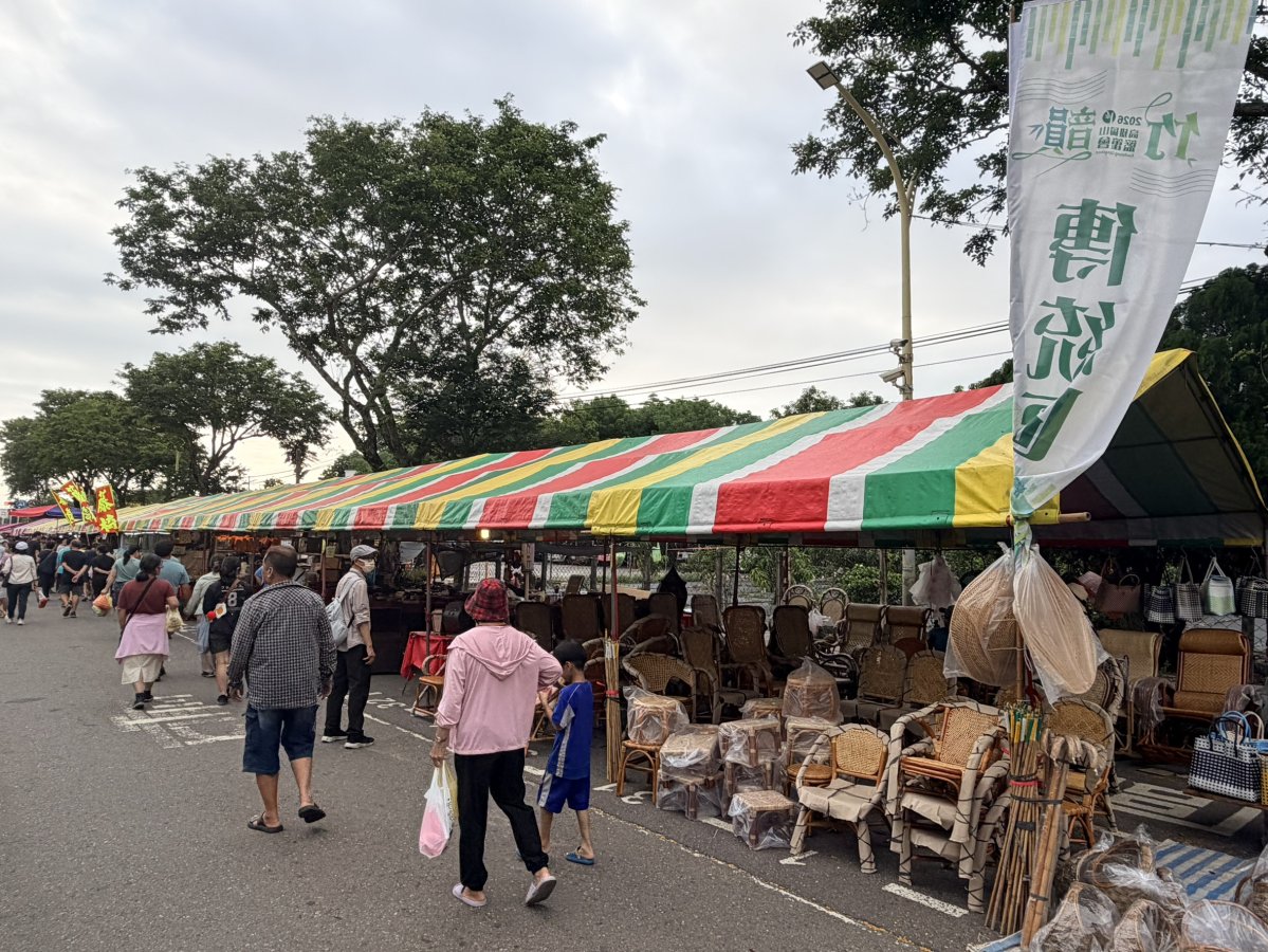 延續籃籗的傳統現場可以看到竹製品及農具的攤位.jpg