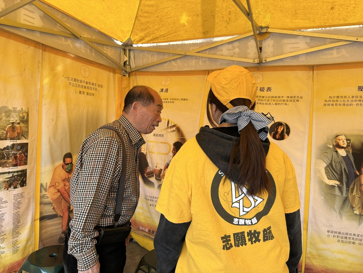 志願牧師向嗄豆太子宮主委介紹服務.jpg