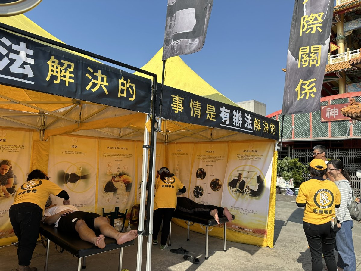 志願牧師團隊為絡繹不絕的香客提供關懷與支持.jpg
