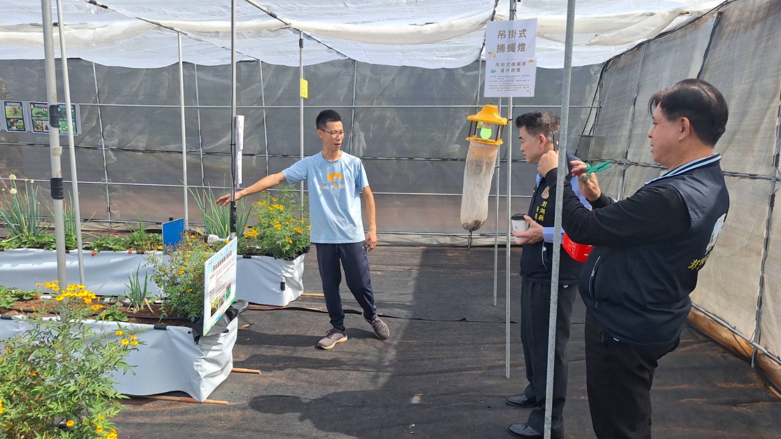 曾右鑫先生向余熙明處長介紹草莓園種植現況.jpg
