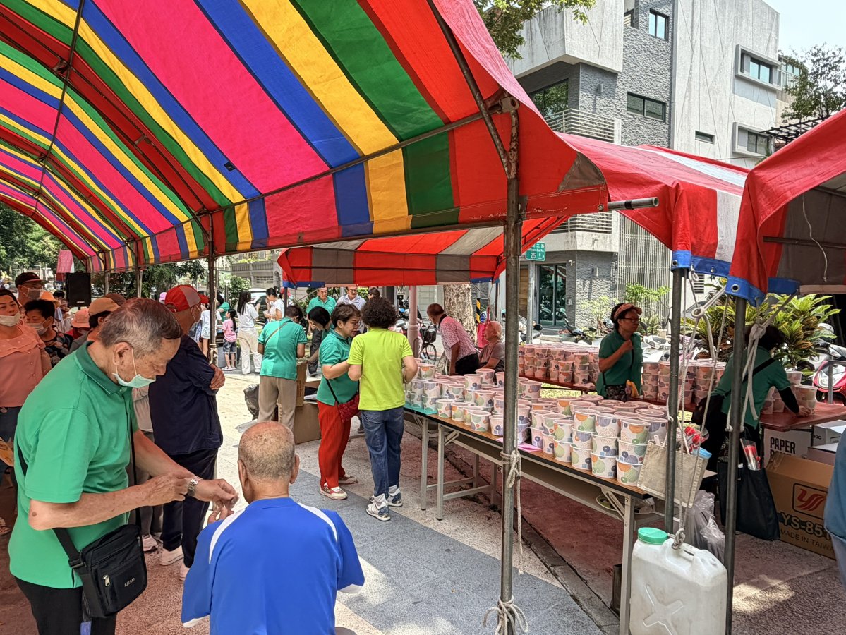 林德里準備豐富的餐點供民眾免費享用.jpg