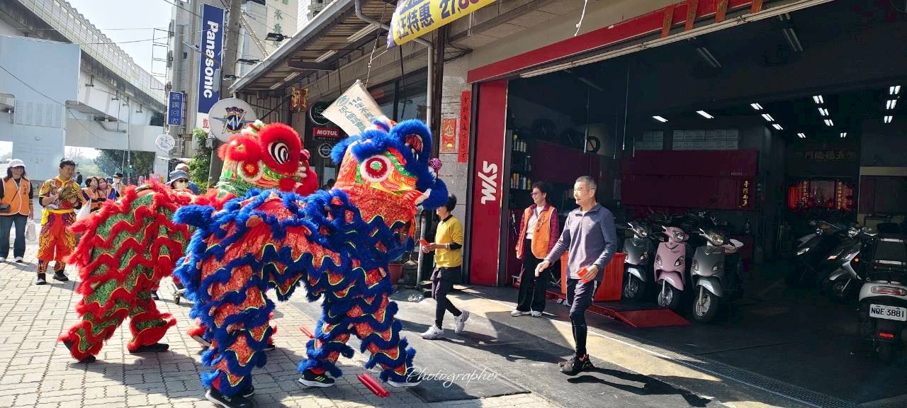 每一戶人家與店家都收到滿滿的祝福.jpg