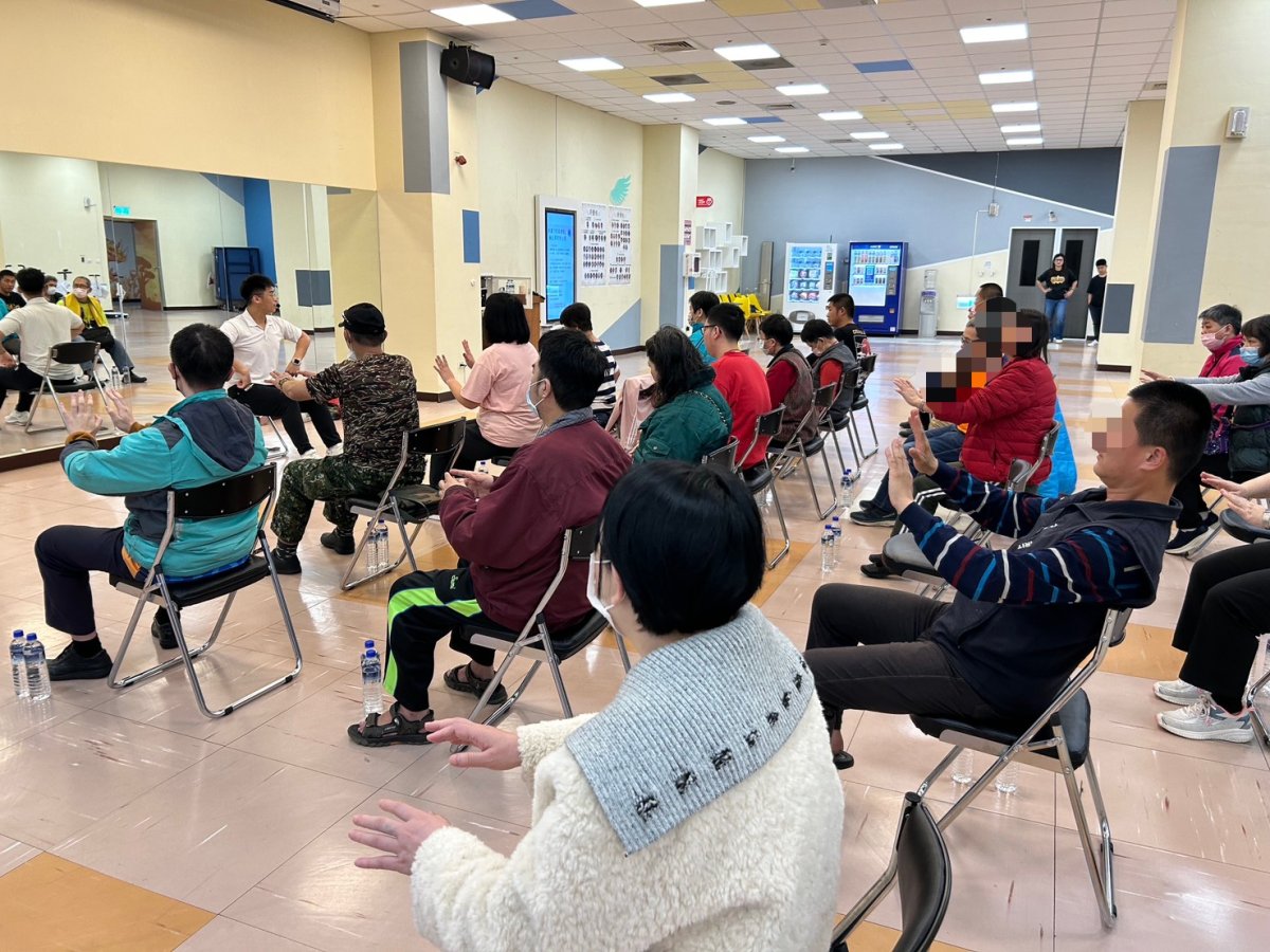 照片一曾俊翔教練教導學員進行暖身律動_桃療提供.jpg