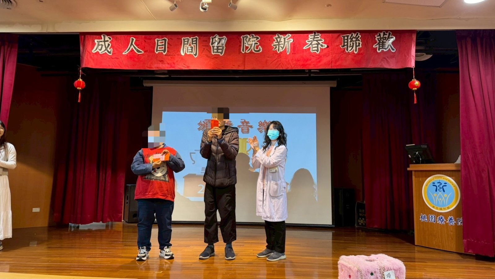照片二林怡君醫師頒發摸彩現金獎桃療提供.jpg