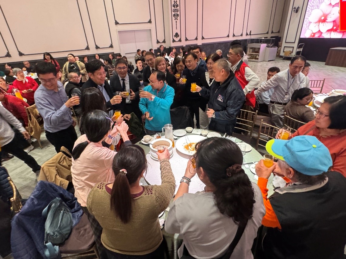 照片二林慶豐執行長逐桌為桃療同仁打氣_桃療提供.jpg