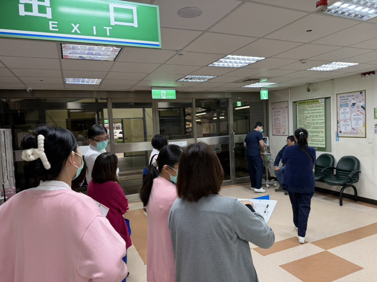 照片二桃療感管室教導民眾及工作人員防疫認知桃療提供.jpg