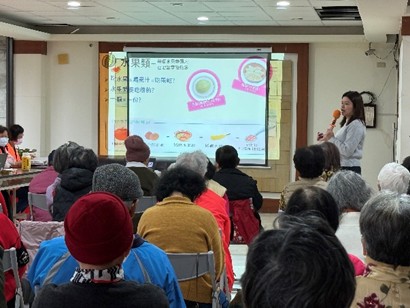 照片二營養師莊宇晴向社區長者介紹蔬食飲食與減碳健康理念桃療提供.jpg