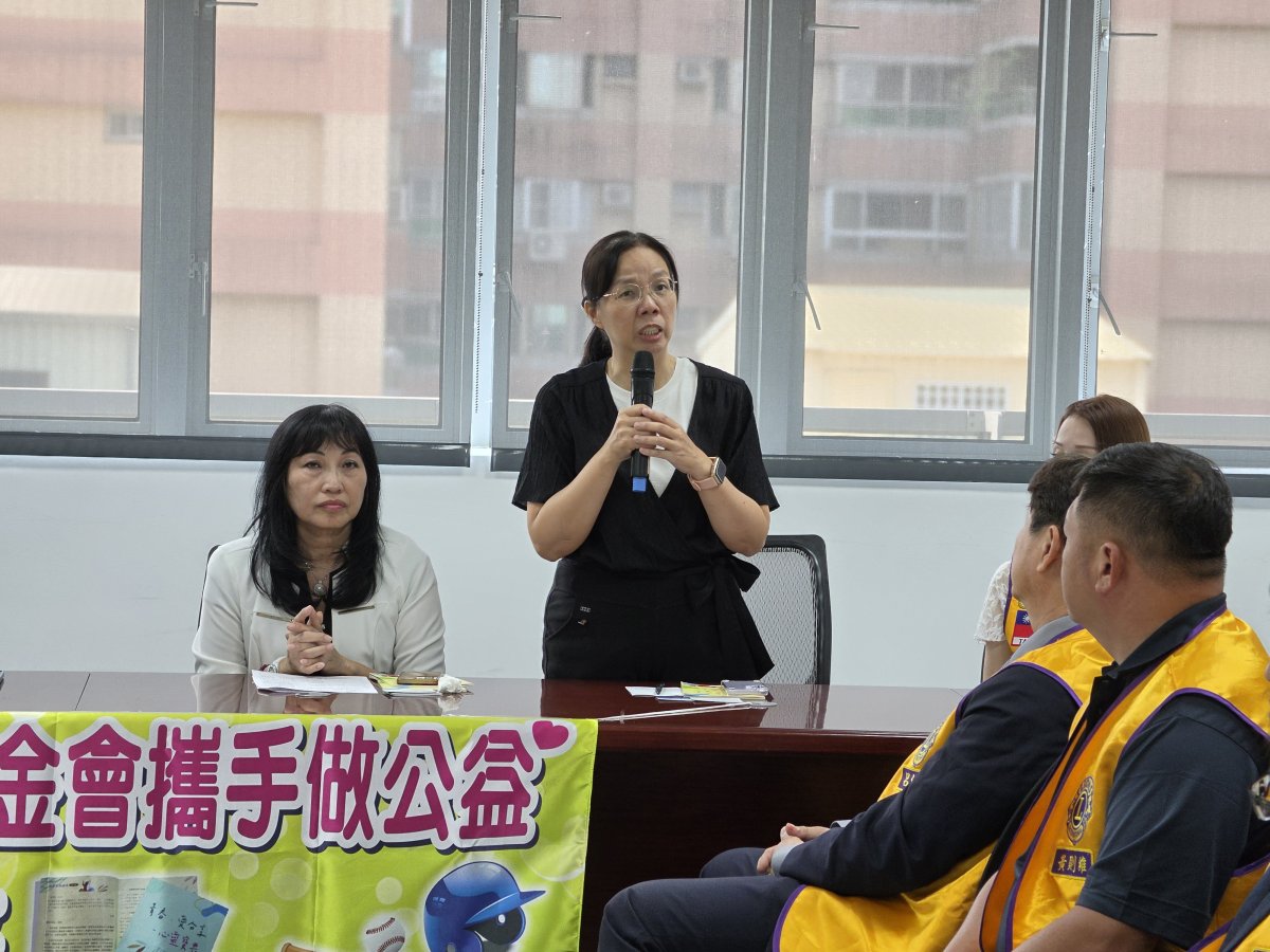 照片說明高雄張老師謝璦如總幹事分享輔導實戰數據期盼透過心靈寶典的小方法成為學子豁然開朗的關鍵.jpg