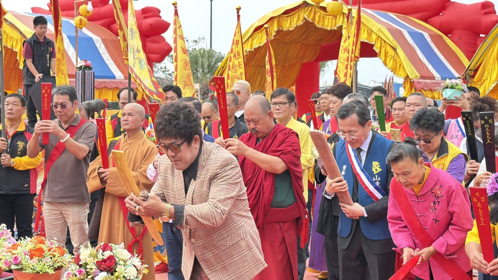 王瑞慶住持率貴賓代表們進行祈福祭拜儀式眾人虔誠鞠躬祈福.jpg