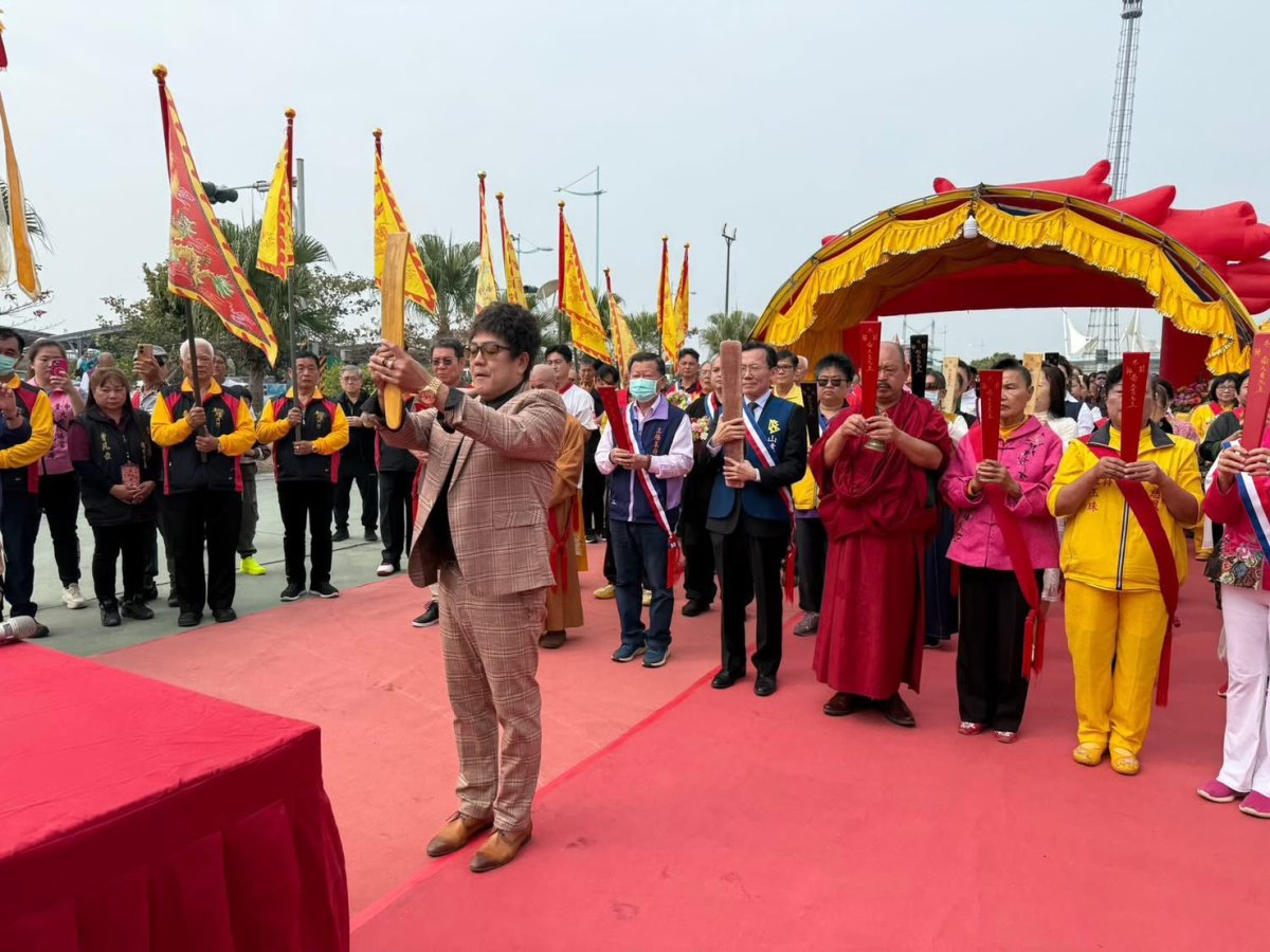 王瑞慶住持與各界貴賓共同參與祭拜儀式場面莊嚴隆重.jpg