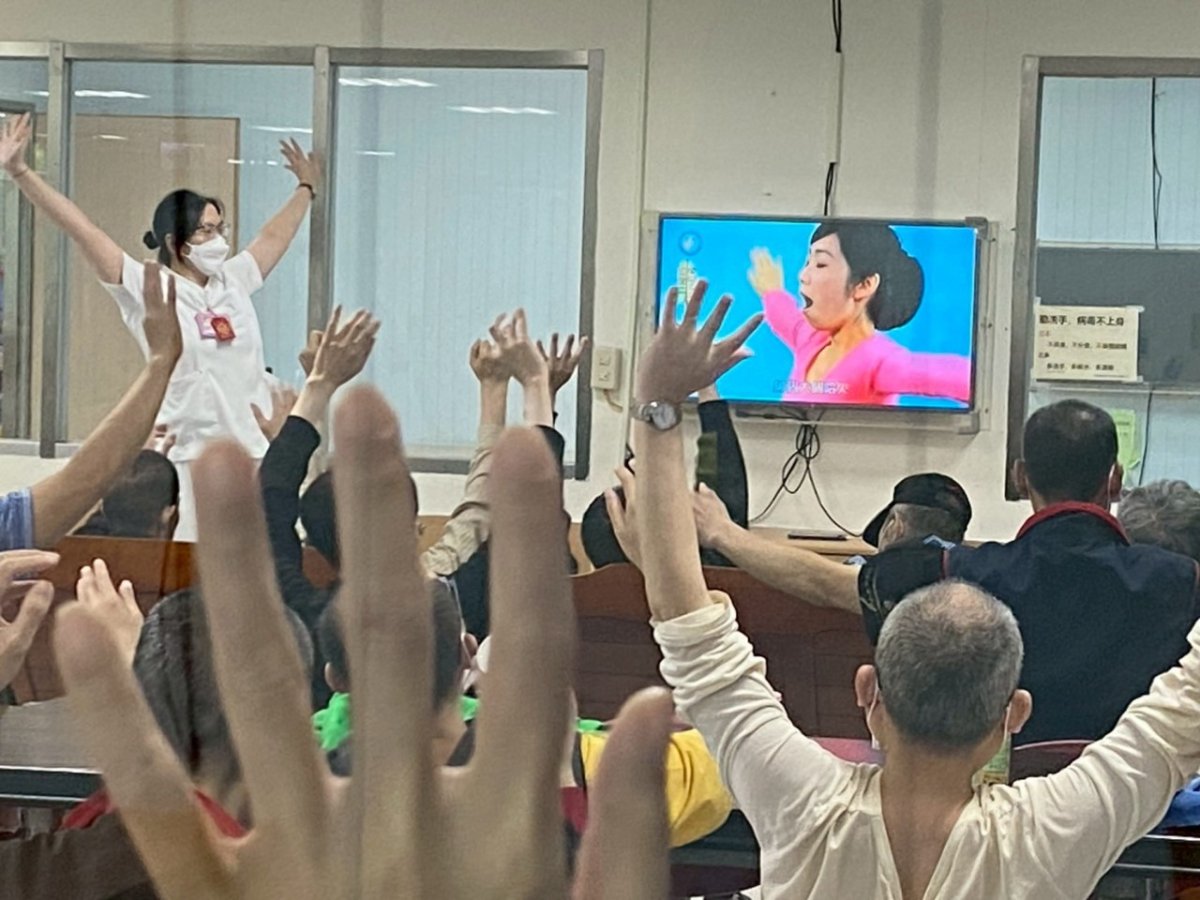 病房護理師進行預防哽噎衛教.jpg