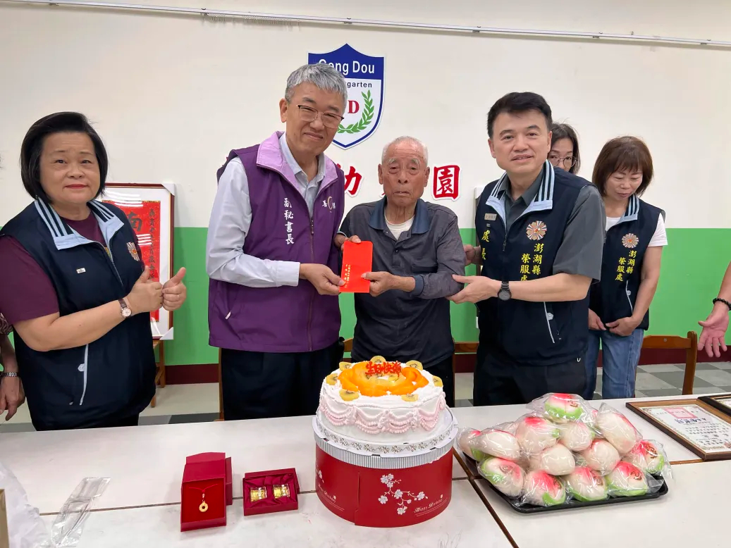 社團法人中華佛教善緣慈善會楊雨榮副秘書長為聶爺爺致上祝壽金.jpg