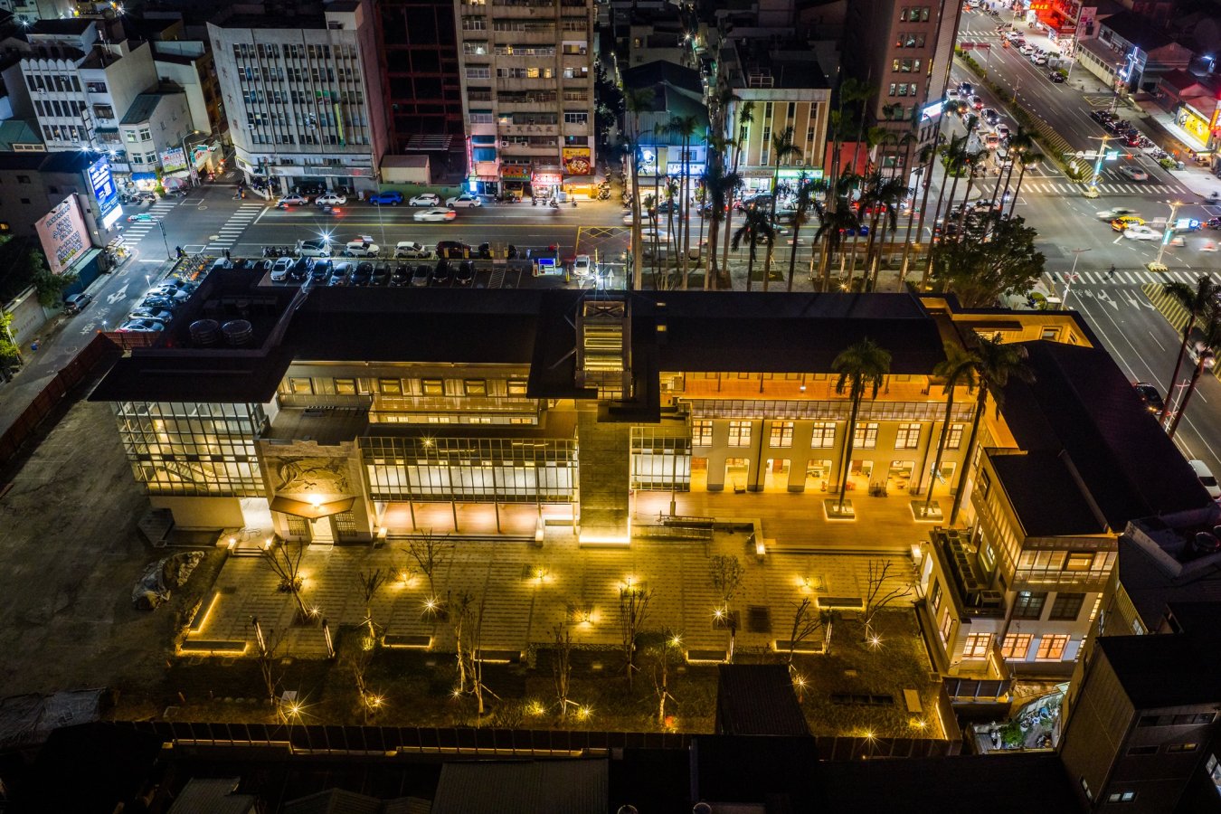 舊嘉義市公所展新風貌過年期間搶先試燈照亮城市-2.jpg