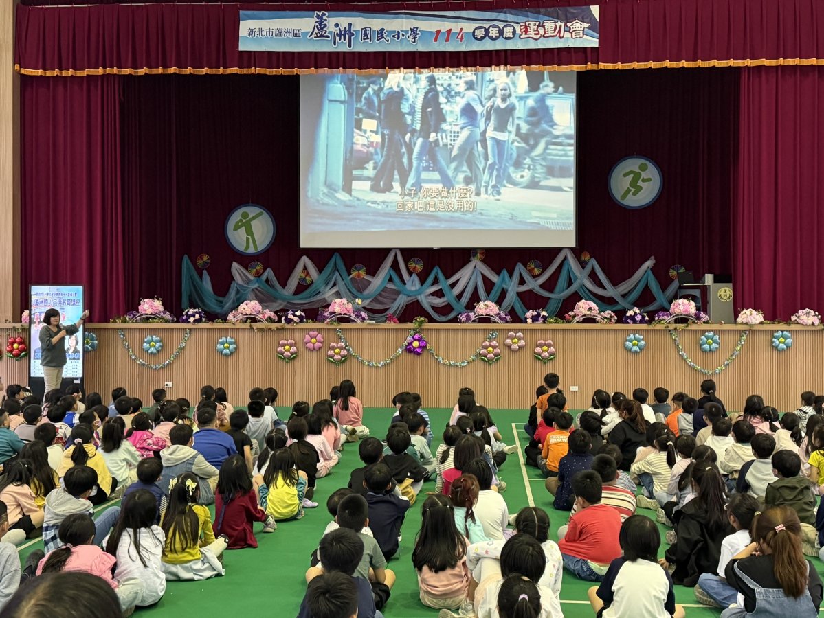 蘆洲國小學生專注觀賞快樂之道品德教育影片.jpg