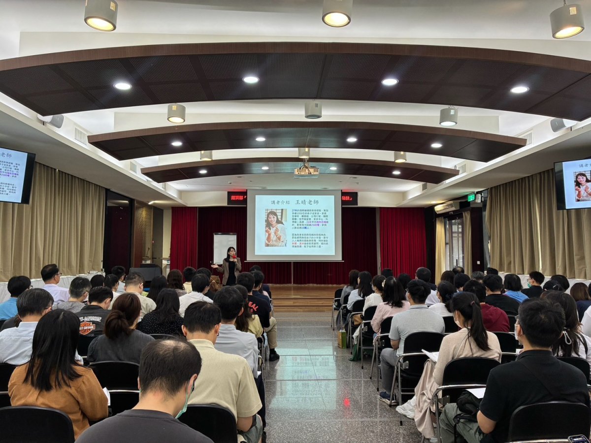 親職講座現場氣氛專注同仁聆聽親職教養重點.jpg