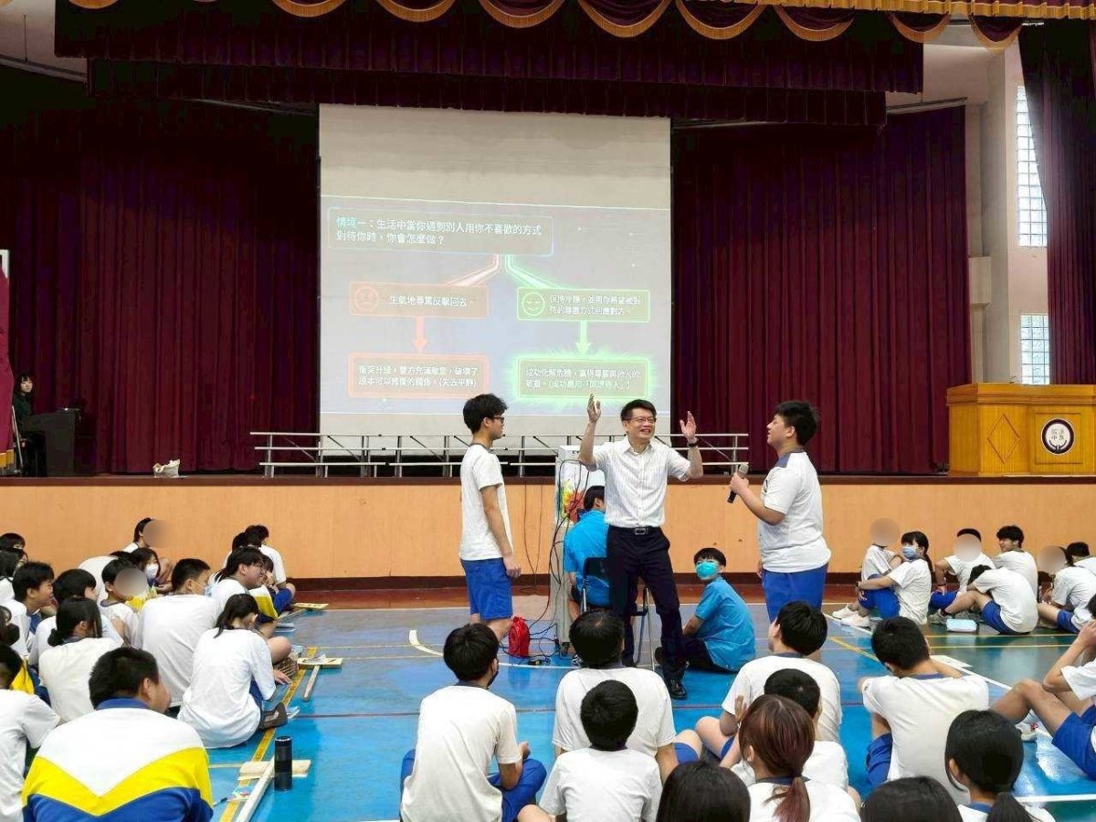 講師透過互動方式引導學生思考品格與責任的重要性.jpg