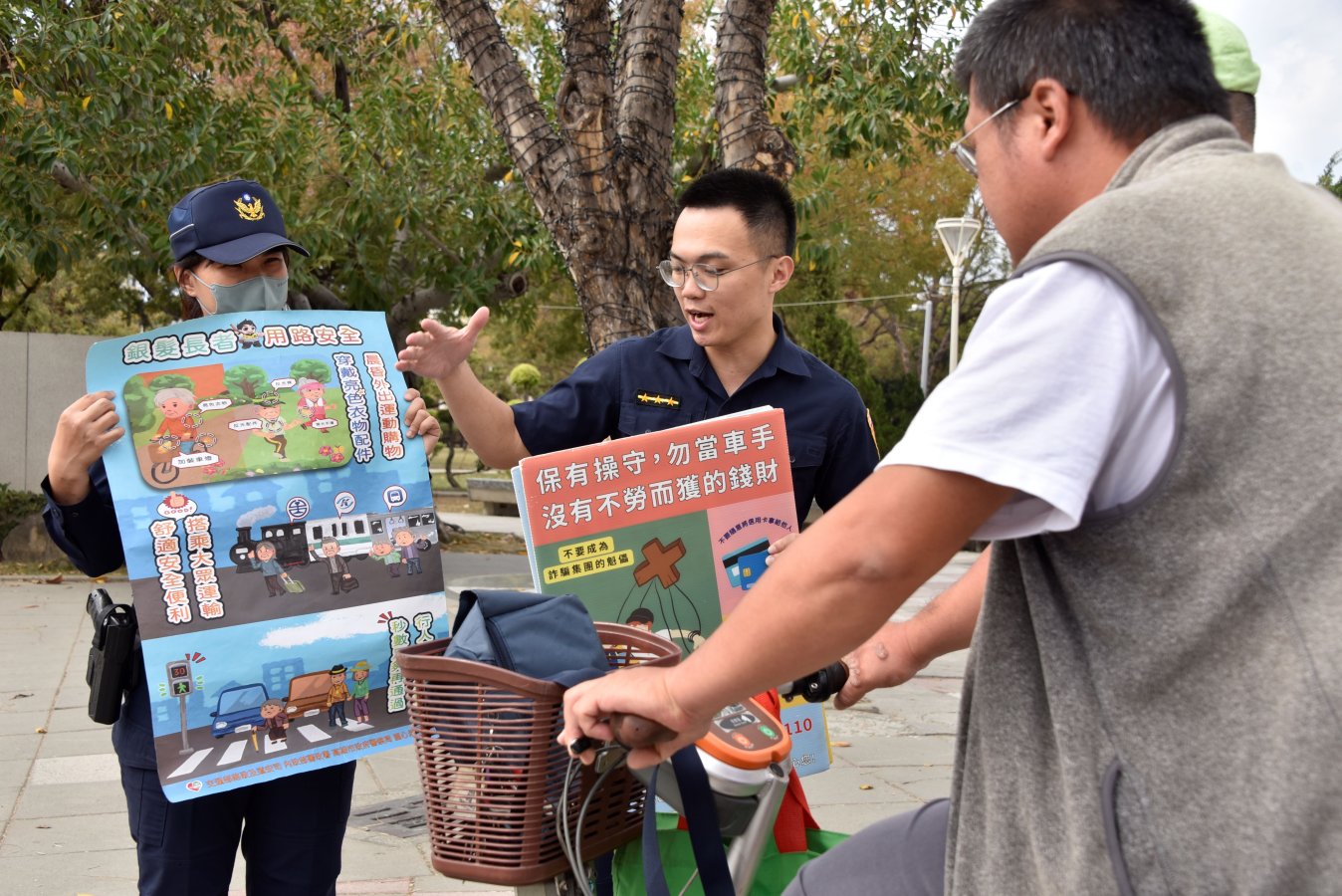 警方積極走入街頭進行分眾宣導展現打擊詐欺犯罪的決心.JPG