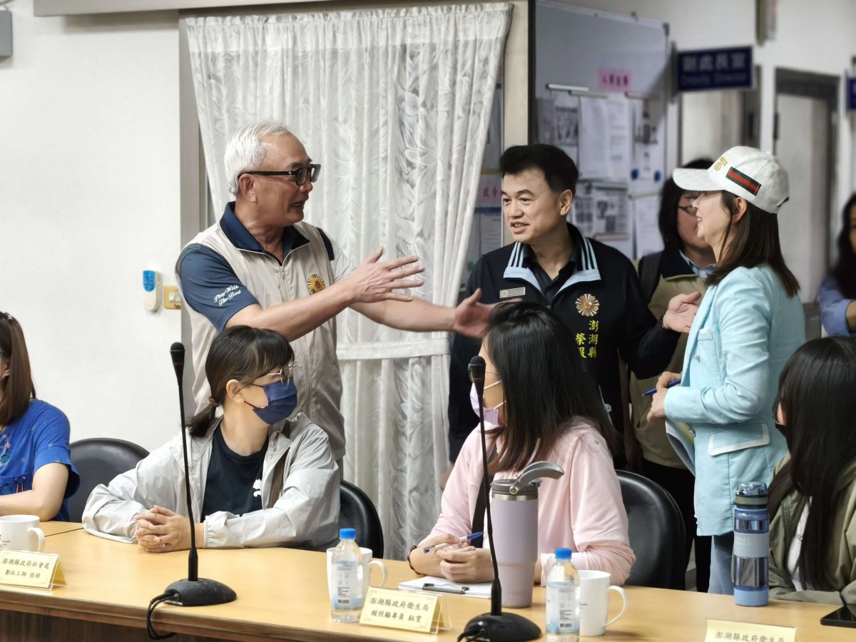 輔導會陳副主委左向澎湖有線經理右介紹安心御老平台系統余處長中陪同.jpg