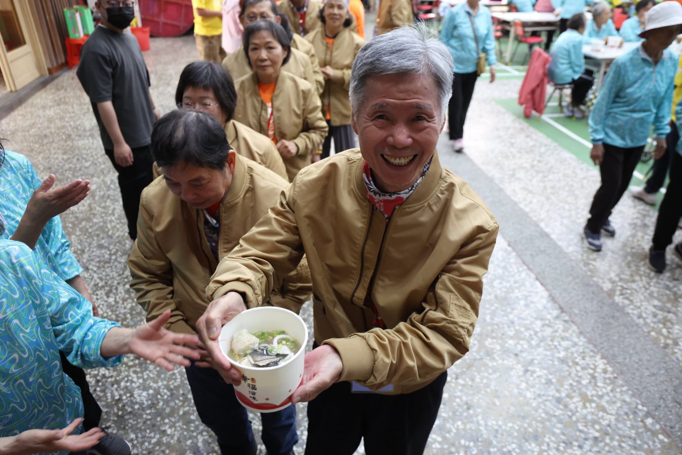 通版照片6-永安永華社區長輩們準備了在地營養滿分超彭湃的海鮮粥為不老騎士的元氣和夢想加油打氣.jpg